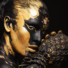 Lade das Bild in den Galerie-Viewer, Spannrahmenbild Frauenportrait Schwarz mit Gold No.2 Quadrat