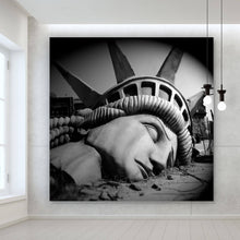 Lade das Bild in den Galerie-Viewer, Poster Freiheitsstatue am Boden Quadrat