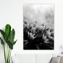 Lade das Bild in den Galerie-Viewer, Acrylglasbild Frühlingsblumen in Schwarz Weiß Hochformat