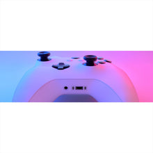 Lade das Bild in den Galerie-Viewer, Aluminiumbild Gaming Controller im Neonlicht Panorama