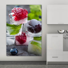 Lade das Bild in den Galerie-Viewer, Aluminiumbild gebürstet Gefrorene Beeren in Eiswürfeln Hochformat