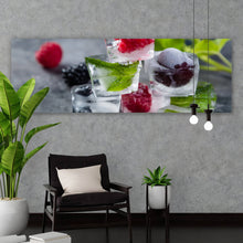 Lade das Bild in den Galerie-Viewer, Aluminiumbild gebürstet Gefrorene Beeren in Eiswürfeln Panorama