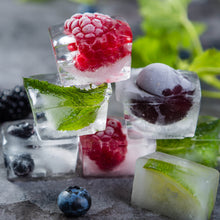 Lade das Bild in den Galerie-Viewer, Leinwandbild Gefrorene Beeren in Eiswürfeln Quadrat