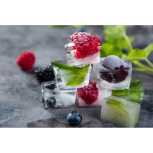 Lade das Bild in den Galerie-Viewer, Spannrahmenbild Gefrorene Beeren in Eiswürfeln Querformat