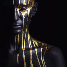 Lade das Bild in den Galerie-Viewer, Aluminiumbild gebürstet Geheimnisvolle Frau mit Gold Quadrat