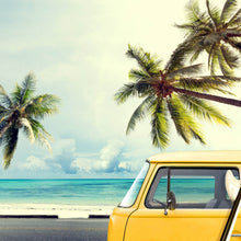 Lade das Bild in den Galerie-Viewer, Spannrahmenbild Gelber Oldtimer am Strand Quadrat