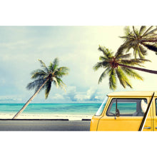 Lade das Bild in den Galerie-Viewer, Poster Gelber Oldtimer am Strand Querformat
