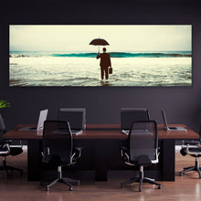 Lade das Bild in den Galerie-Viewer, Spannrahmenbild Geschäftsmann im Meer Panorama