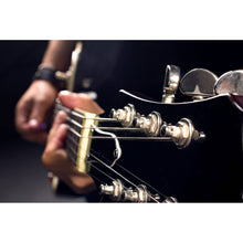 Lade das Bild in den Galerie-Viewer, Leinwandbild Gitarre spielen Nahaufnahme Querformat