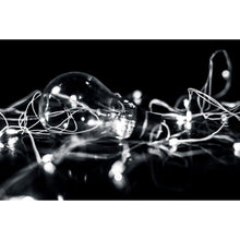 Lade das Bild in den Galerie-Viewer, Aluminiumbild gebürstet Glühbirne Schwarz-Weiß Querformat