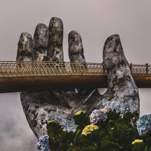 Lade das Bild in den Galerie-Viewer, Aluminiumbild gebürstet Goldene Brücke Vietnam Quadrat