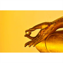 Lade das Bild in den Galerie-Viewer, Poster Goldene Buddha Hand Querformat