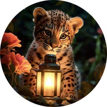 Lade das Bild in den Galerie-Viewer, Aluminiumbild gebürstet Goldiges kleines Leopardenkind Kreis