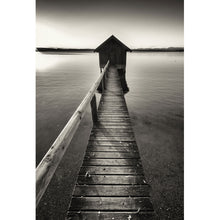 Lade das Bild in den Galerie-Viewer, Poster Haus am See Schwarz-Weiß Hochformat