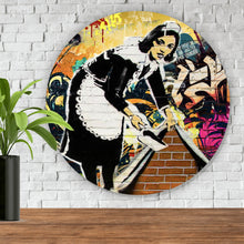 Lade das Bild in den Galerie-Viewer, Aluminiumbild gebürstet Hausmädchen Graffiti Banksy Kreis