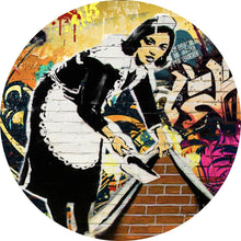 Lade das Bild in den Galerie-Viewer, Aluminiumbild Hausmädchen Graffiti Banksy Kreis