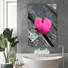 Lade das Bild in den Galerie-Viewer, Aluminiumbild gebürstet Herzförmige Blüte auf Holz Hochformat