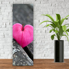 Lade das Bild in den Galerie-Viewer, Aluminiumbild gebürstet Herzförmige Blüte auf Holz Panorama Hoch