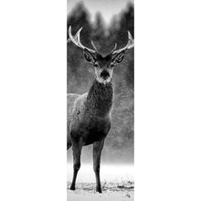 Lade das Bild in den Galerie-Viewer, Aluminiumbild Hirsch im Schottischen Winter Panorama Hoch