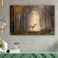 Lade das Bild in den Galerie-Viewer, Aluminiumbild Hirsch in verträumten Nebelwald Querformat