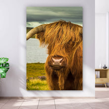 Lade das Bild in den Galerie-Viewer, Leinwandbild Hochland Rind am See Hochformat