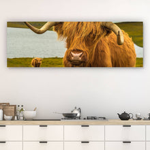 Lade das Bild in den Galerie-Viewer, Poster Hochland Rind am See Panorama