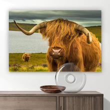Lade das Bild in den Galerie-Viewer, Poster Hochland Rind am See Querformat
