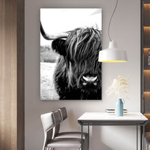 Lade das Bild in den Galerie-Viewer, Leinwandbild Hochlandrind auf der Wiese Hochformat
