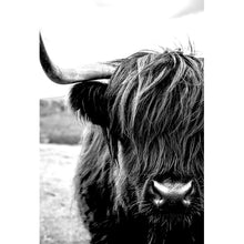 Lade das Bild in den Galerie-Viewer, Leinwandbild Hochlandrind auf der Wiese Hochformat
