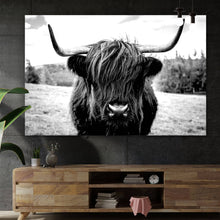 Lade das Bild in den Galerie-Viewer, Leinwandbild Hochlandrind auf der Wiese Querformat
