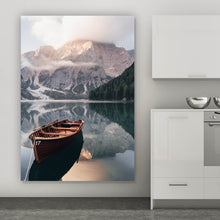 Lade das Bild in den Galerie-Viewer, Aluminiumbild Holzboot am Bergsee Hochformat