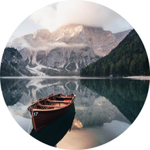 Lade das Bild in den Galerie-Viewer, Aluminiumbild Holzboot am Bergsee Kreis
