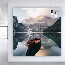 Lade das Bild in den Galerie-Viewer, Poster Holzboot am Bergsee Quadrat