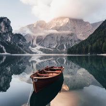 Lade das Bild in den Galerie-Viewer, Aluminiumbild gebürstet Holzboot am Bergsee Quadrat