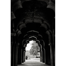 Lade das Bild in den Galerie-Viewer, Leinwandbild Indische Kunstfotografie Schwarz Weiß Hochformat