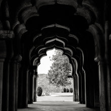 Lade das Bild in den Galerie-Viewer, Poster Indische Kunstfotografie Schwarz Weiß Quadrat
