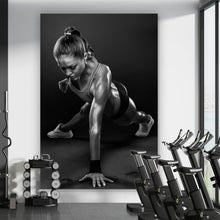 Lade das Bild in den Galerie-Viewer, Leinwandbild Junge Frau beim Training Hochformat