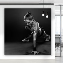 Lade das Bild in den Galerie-Viewer, Poster Junge Frau beim Training Quadrat