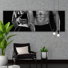 Lade das Bild in den Galerie-Viewer, Poster Sportliches Paar Schwarz Weiß Panorama