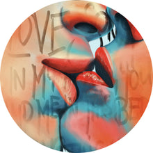 Lade das Bild in den Galerie-Viewer, Aluminiumbild gebürstet Küssende Lippen Street Art Kreis