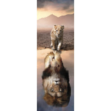 Lade das Bild in den Galerie-Viewer, Poster Kleiner Löwe Motivation Panorama Hoch