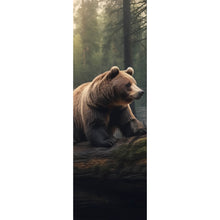 Lade das Bild in den Galerie-Viewer, Poster Kletternder Bär im Wald Panorama Hoch
