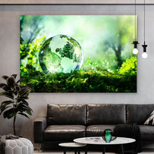 Lade das Bild in den Galerie-Viewer, Leinwandbild Kristallkugel auf Moos Querformat