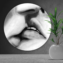 Lade das Bild in den Galerie-Viewer, Aluminiumbild gebürstet Küssende Lippen Vintage Zeichenstil Kreis