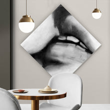 Lade das Bild in den Galerie-Viewer, Aluminiumbild gebürstet Küssende Lippen Vintage Zeichenstil Raute