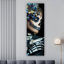 Lade das Bild in den Galerie-Viewer, Leinwandbild La Catrina mit blauen Blüten Panorama Hoch