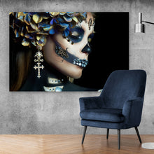 Lade das Bild in den Galerie-Viewer, Spannrahmenbild La Catrina mit blauen Blüten Querformat