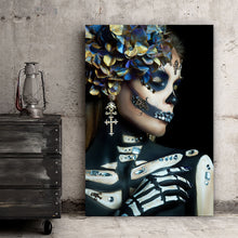 Lade das Bild in den Galerie-Viewer, Aluminiumbild La Catrina mit blauen Blüten Hochformat