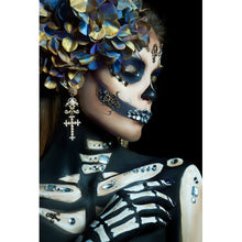 Lade das Bild in den Galerie-Viewer, Leinwandbild La Catrina mit blauen Blüten Hochformat