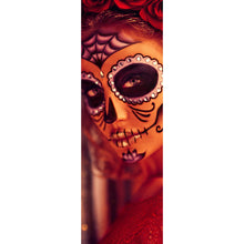 Lade das Bild in den Galerie-Viewer, Aluminiumbild gebürstet La Catrina Rot Panorama Hoch